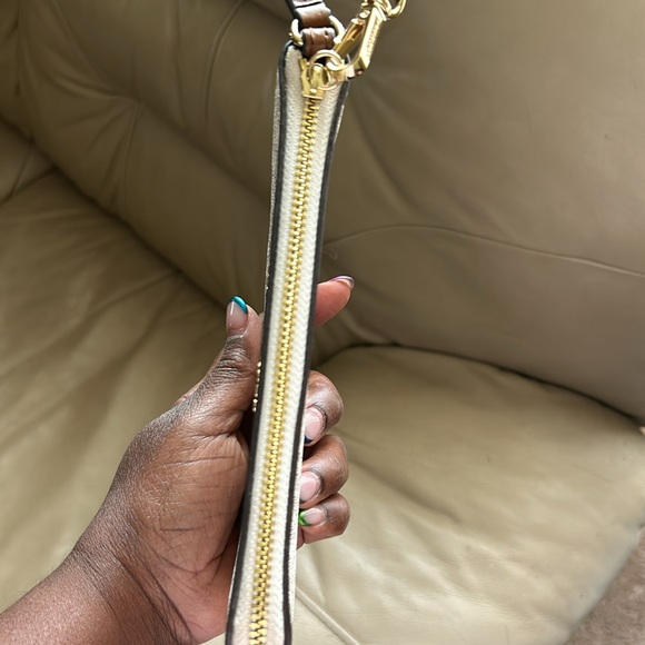 MICHAEL KORS wristlet or clutch - Picture 9 of 14